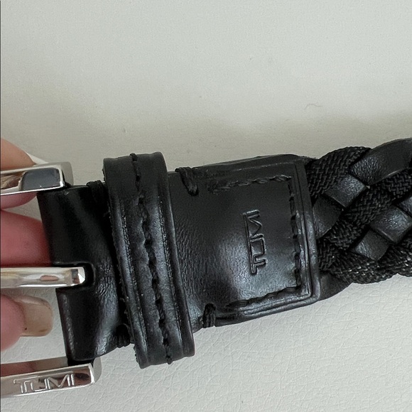 $275 TUMI black leather nylon weave belt 42 pristine condition - Picture 6 of 8